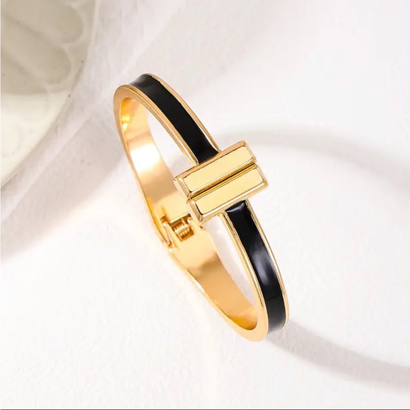 NWOT Altar’d State Elegant “H” Clic  Bangle Bracelet - Picture 6 of 6